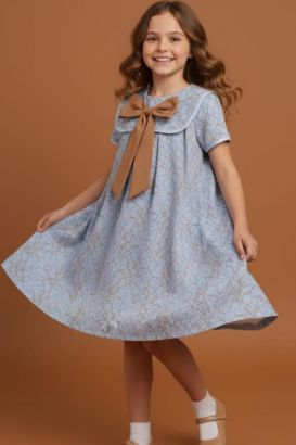 صورة فستان سماوي بفينكة كبيره على الصدر